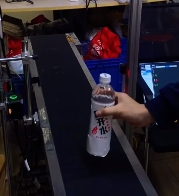 流水線側(cè)面安裝智能讀碼器，數(shù)據(jù)自動比對，掃碼成功綠燈亮，掃不上 / 混料立即紅燈報警 + 停機，從源頭防錯料，提升生產(chǎn)效率.png