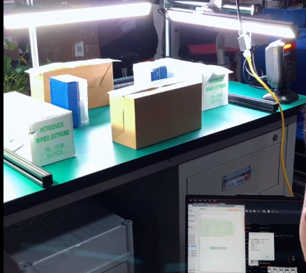 還在為人工掃碼慢、錯(cuò)掃漏掃頭疼？這套定制工作臺(tái)批次掃碼設(shè)備全搞定！搭載 AI 讀碼算法，臟污、模糊條碼都能秒識(shí)別，批次信息實(shí)時(shí)同步系統(tǒng)，按需定制尺寸與接口，適配良好專屬場(chǎng)景～ #AI #批次溯源#定制掃碼設(shè)備 #自動(dòng)掃碼工位.png